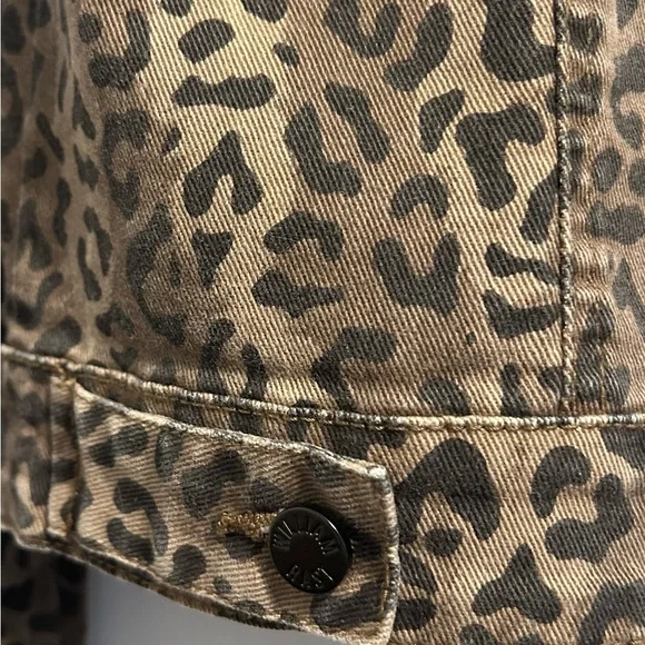 William Rast Wild Cheetah Print Denim Jacket with Structured Silhouette - Picture 9 of 10